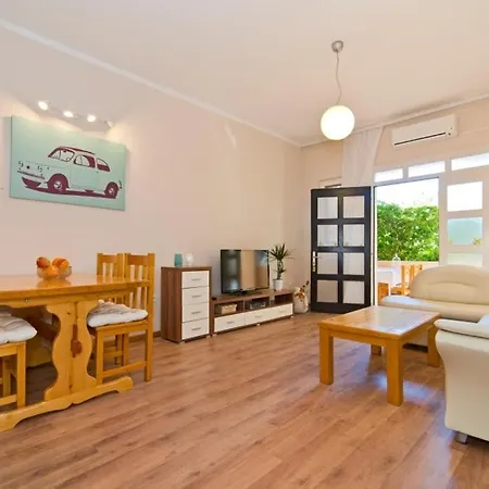 Apartment In 3837-3 *