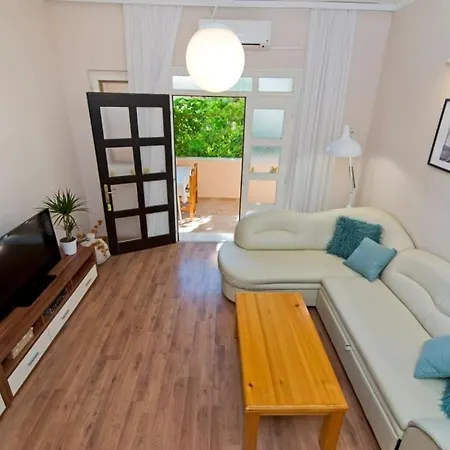 Apartment In 3837-3 *